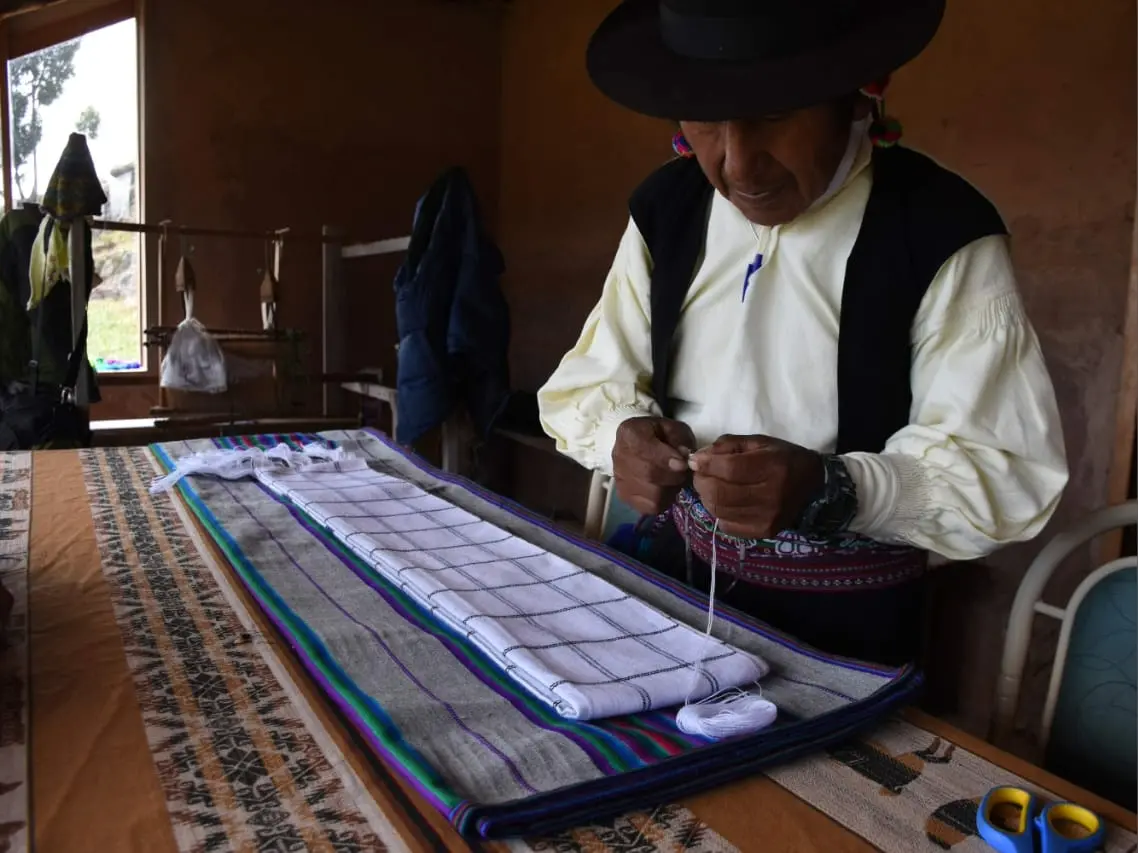 Taquile Lodge tejedor textil