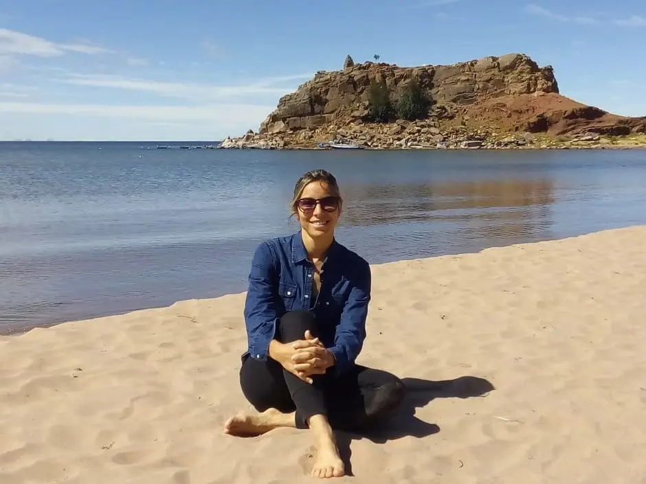 Taquile Lodge turisca tomando el sol en isla