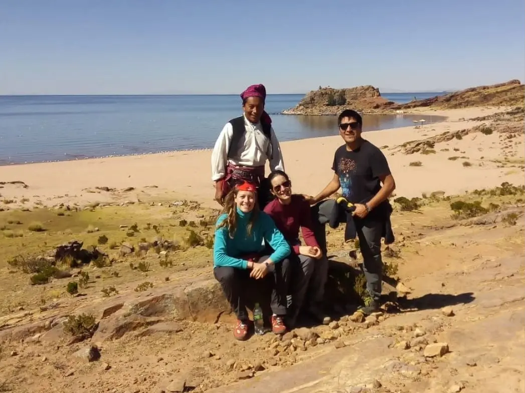 Taquile Lodge turistas playa