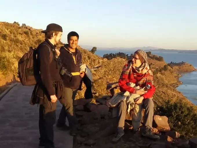 Taquile Lodge turistas vista de laho titicaca