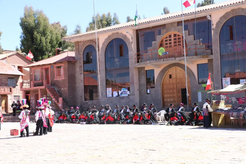 Taquile Plaza Pueblo Fiesta